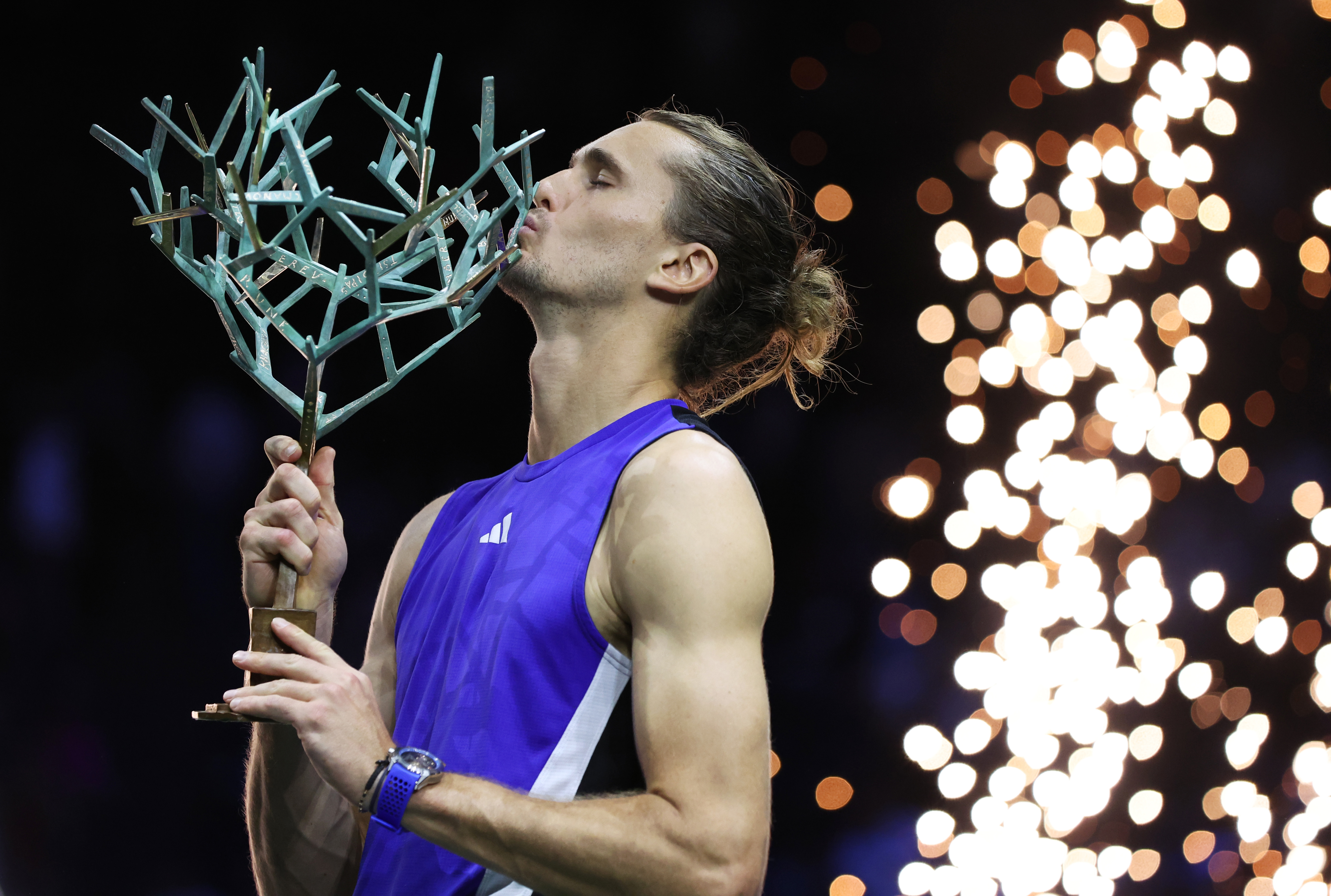 法国网球队翻盘英国网球队，兹维列夫制霸全场