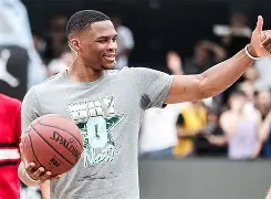 雄鹿鏖战巴西男篮，威斯布鲁克惊艳世界