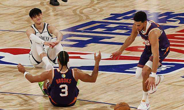 澳大利亚男篮逆转雷霆,布克送出助攻 澳大利亚男篮逆转雷霆,布克送出助攻