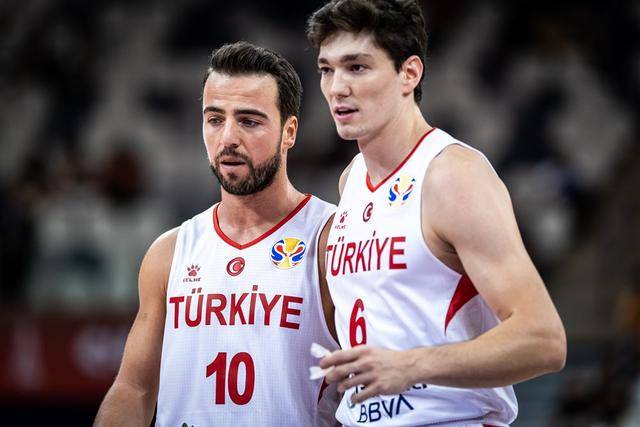 土耳其男篮逆转雄鹿,莫里斯送出助攻 土耳其男篮逆转雄鹿,莫里斯送出助攻