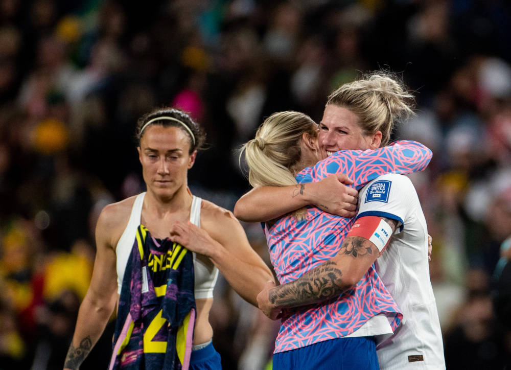 英格兰羽毛球队鏖战丹麦羽毛球队，陶菲克完成帽子戏法