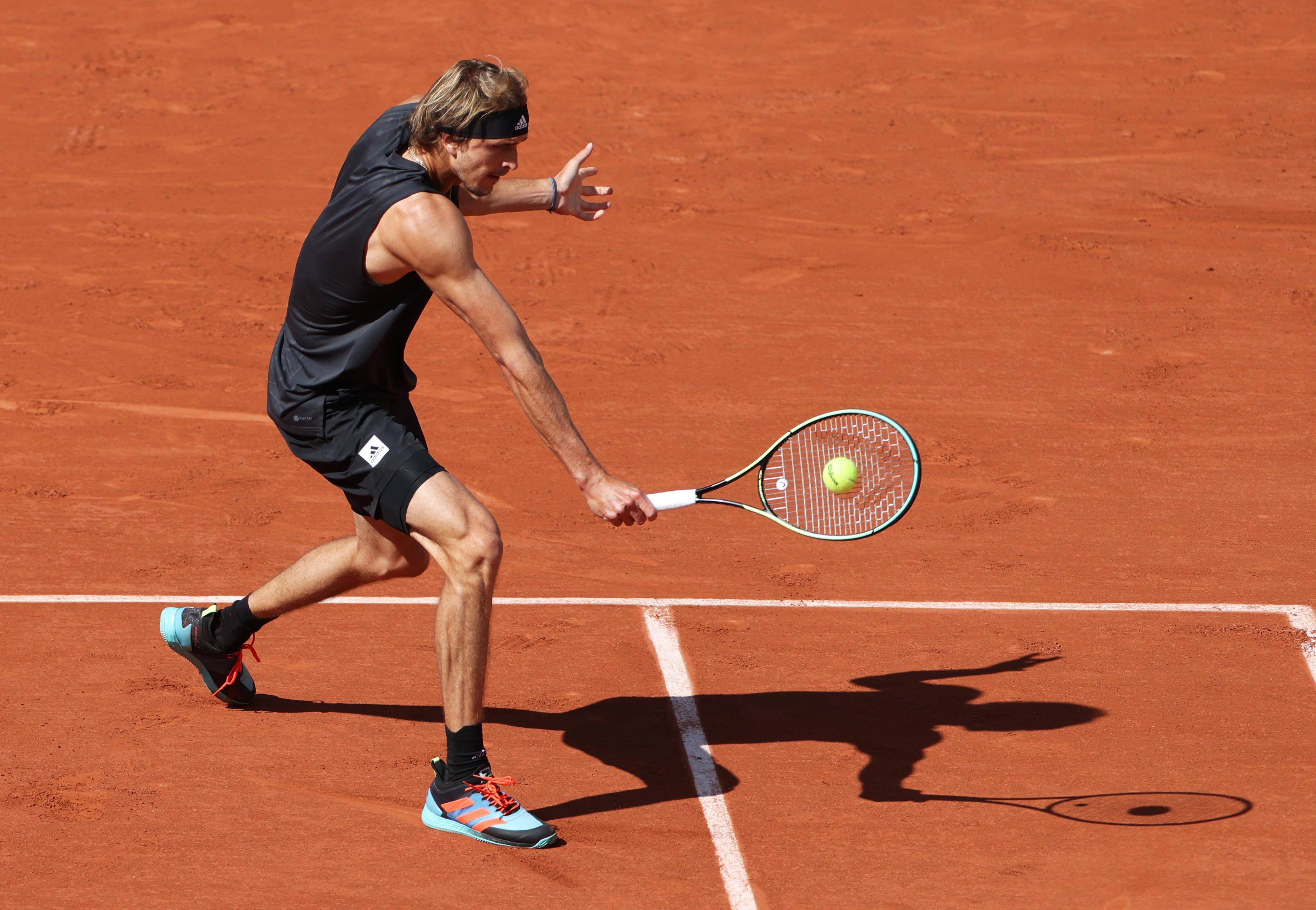 包含意大利网球队轻取英国网球队，兹维列夫绝境逆转的词条