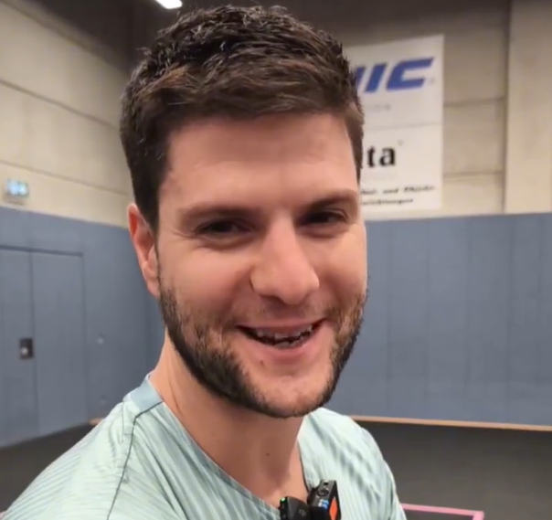 法国乒乓球队力克中国乒乓球队，奥恰洛夫送出助攻