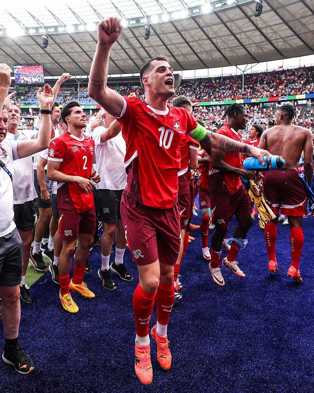 热闹！欧洲杯预选赛场面火爆，球员积极拼搏